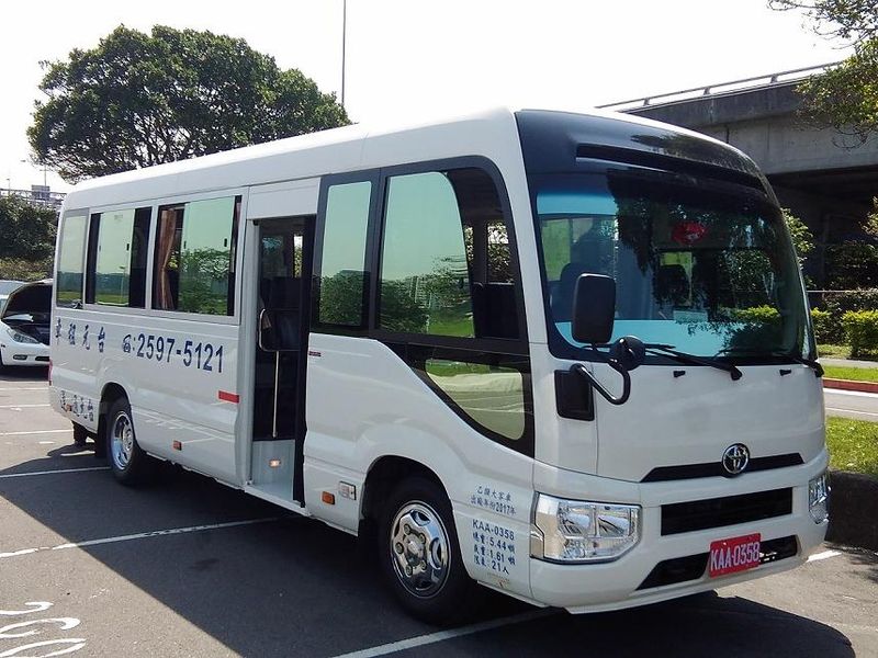 中型バス新車外観