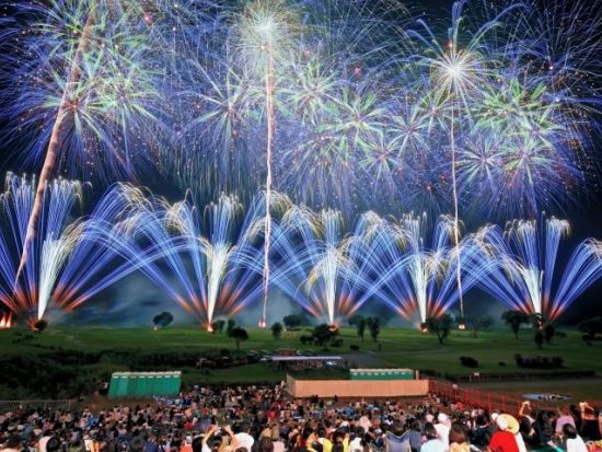 横浜発 古河花火大会鑑賞バスツアー　専用観覧席付＆選べる神戸牛丼の夕食付で大迫力の三尺玉を満喫＜8月1日限定＞