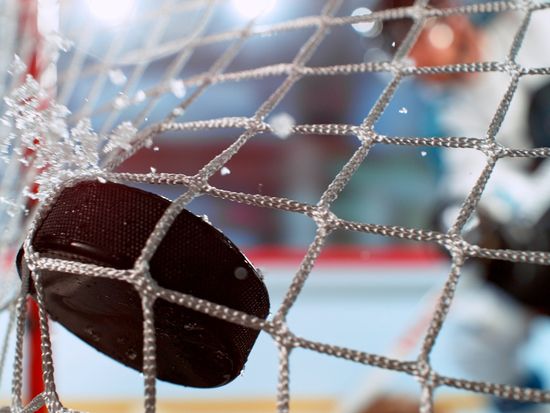 Ice Hockey_pixta_137776605_L