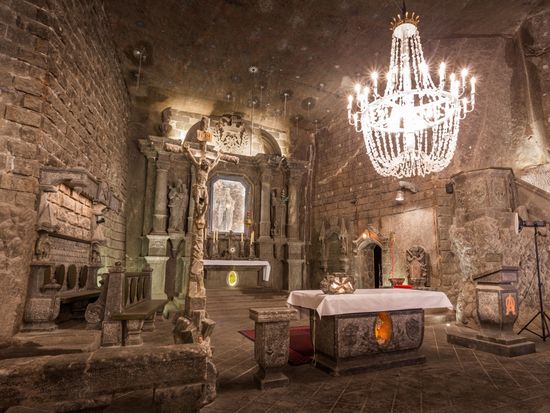 Poland_Wieliczka_Lake_Saltmine_shutterstock_263676293