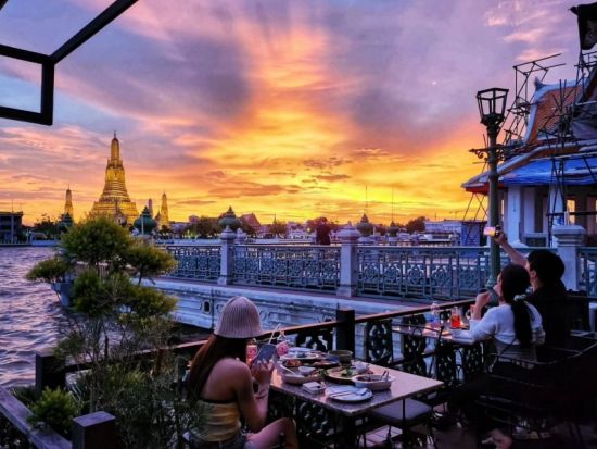 夕方発！バンコク市内観光ツアー　MRT＆トゥクトゥクで行く！ワット・パクナム＋ワット・アルン夜景ディナー＜到着日参加OK／ワンプレート夕食／日本語ガイド＞
