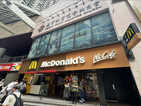 MTR「炮台山駅」A出口マクドナルド前