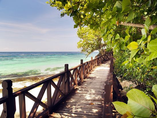 Malaysia_Langkaw_Seaside Passage_shutterstock_82078672