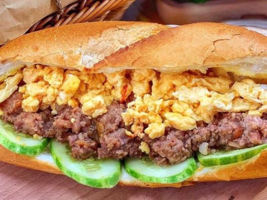 ハノイローカルグルメを食べ歩き！学生街ストリートフードウォーキングツアー 4種の試食付き＜英語ガイド／旧市街送迎付き＞