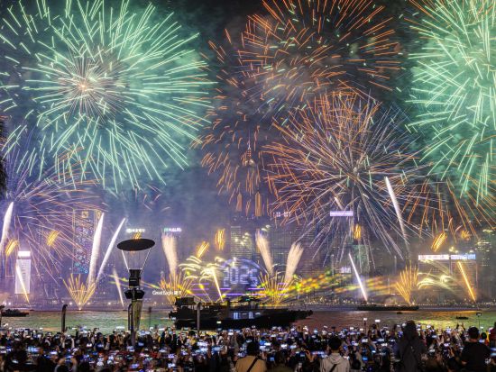 【2026年12月31日限定】ビクトリアピーク100ドルの夜景観賞とニュ－イヤ－カウントダウン花火を特別観賞エリアから観賞＜日本語ガイド＞
