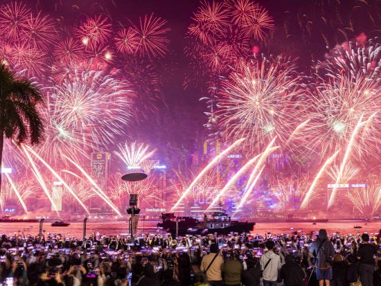 【2026年12月31日限定】ビクトリアピーク100ドルの夜景観賞とニュ－イヤ－カウントダウン花火を特別観賞エリアから観賞＜日本語ガイド＞