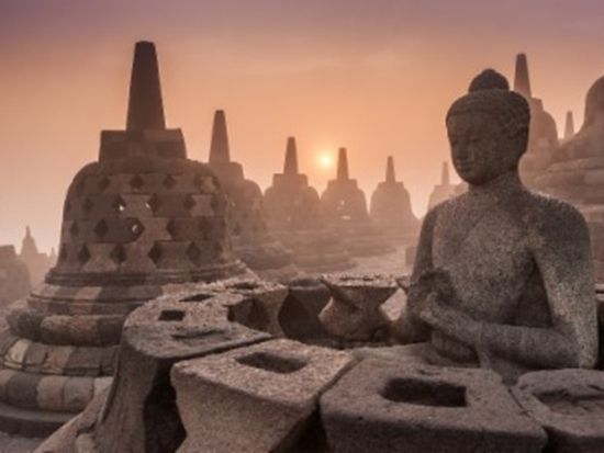 ボロブドゥール寺院入場チケット事前予約　世界最大の仏教寺院の上層エリアへ登る特別な体験！美しいレリーフを間近で鑑賞 ＜専用サンダル付き／現地集合解散＞