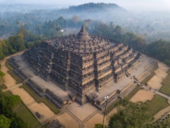 ボロブドゥール寺院入場チケット事前予約　世界最大の仏教寺院の上層エリアへ登る特別な体験！美しいレリーフを間近で鑑賞 ＜専用サンダル付き／現地集合解散＞