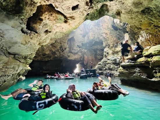 ピンドゥル洞窟リバーチューブ体験　浮き輪に乗って神秘の「天国の光」に出会う感動旅＜英語ガイド／ジョグジャカルタ発＞