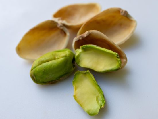 Pistachios_pixta_126366854