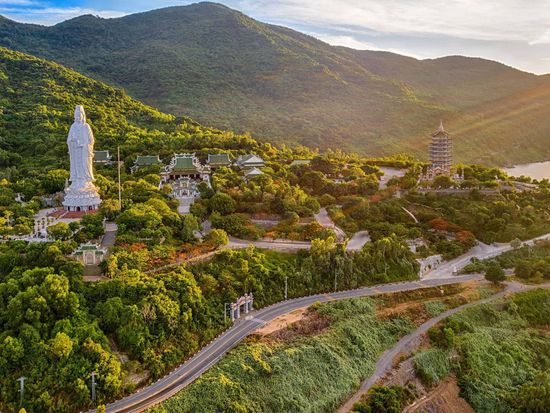chua-linh-ung-chon-binh-yen-giua-long-da-nang-06