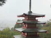 展望台的五重塔天氣不佳，差點能與富士山合影