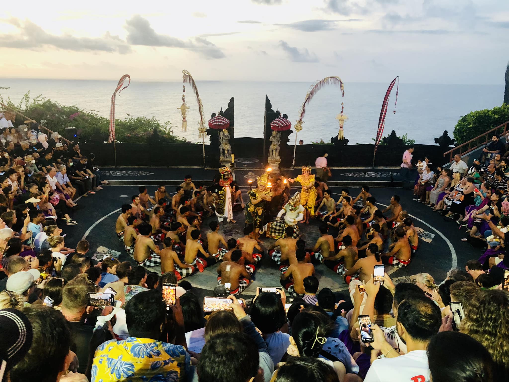 ウルワツ寺院の夕日＆ケチャックダンス観賞 絶景サンセットを堪能