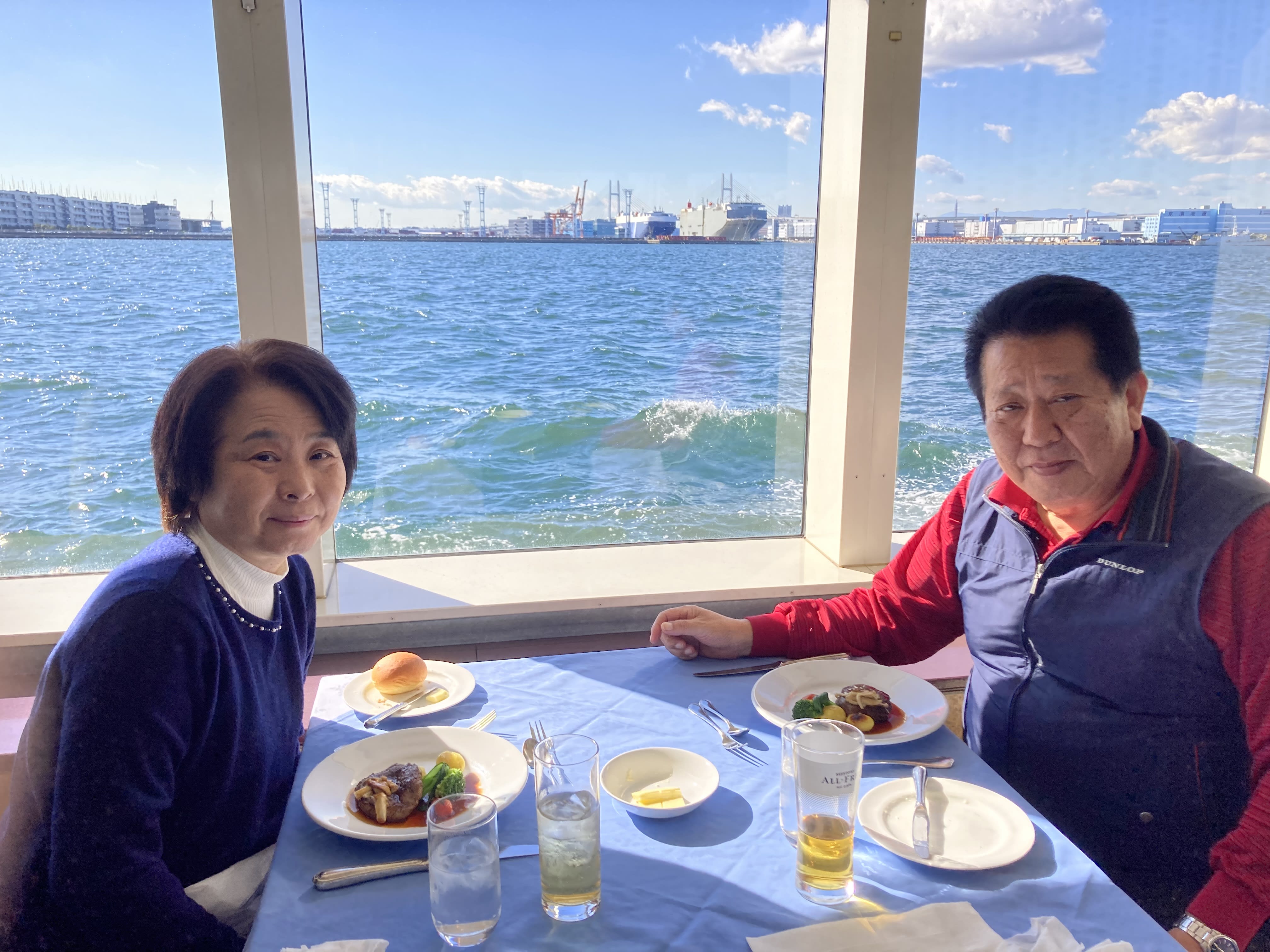 横浜ランチクルーズ マリーンルージュ 海を見ながら船上ランチを楽しむ