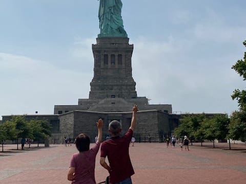 ニューヨーク自由の女神観光ツアー リバティ島上陸＋ブルックリン橋ぶらり散歩＋ダンボ地区  チェルシーマーケット解散プランあり＜4・8時間／日本語ガイド／貸切＞ | ニューヨークの観光・オプショナルツアー専門 VELTRA(ベルトラ)