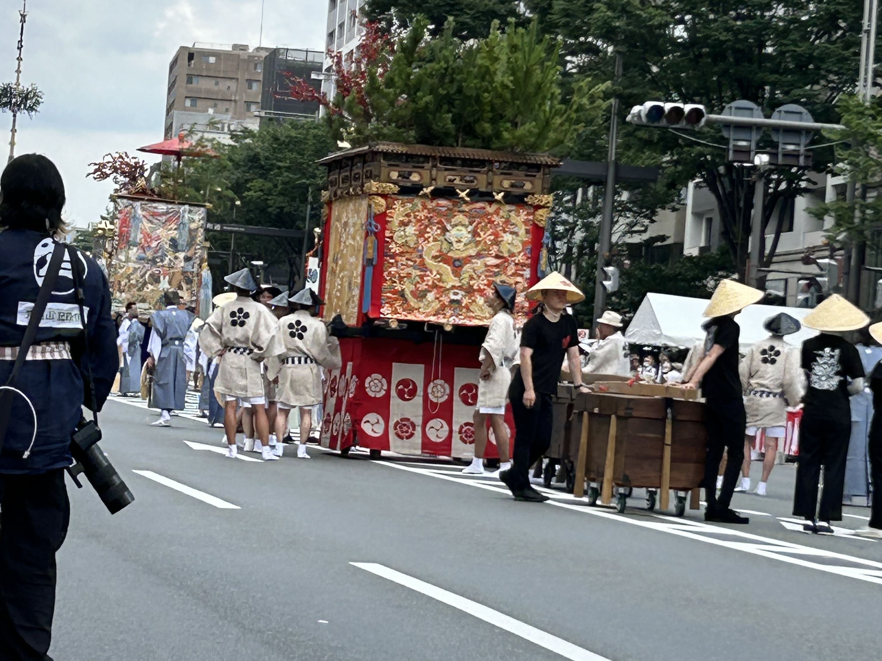 貸切観光タクシー 京都三大祭り「祇園祭」御池通 観覧席で山鉾巡行前祭を観賞 （2024年7月17日限定）by ヤサカ観光 |  京都の観光&遊び・体験・レジャー専門予約サイト VELTRA(ベルトラ)